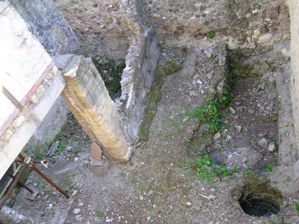 III.14/15, Herculaneum, May 2005. Looking down onto rooms 12 and 13 from upper floor. The upper floor area with the latrine belonging to the rear apartment, can be seen on the left.
Photo courtesy of Nicolas Monteix.
The rooms 12 and 13 contained basins and tubs with residue of limestone which might also have been connected to the shop at III.15.